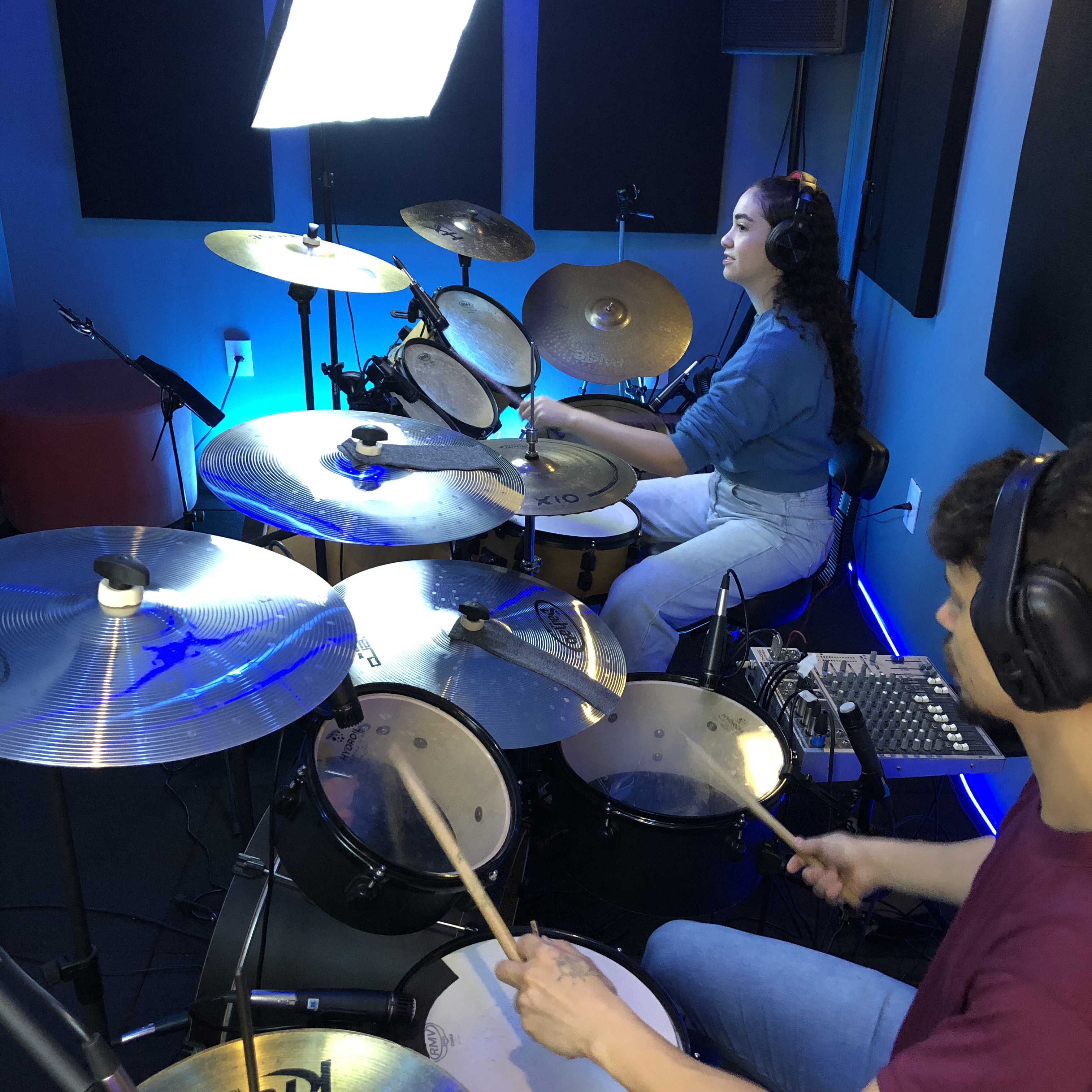 Nosso estúdio para aulas de bateria em Londrina. Com duas baterias acústicas uma do lado da outra.